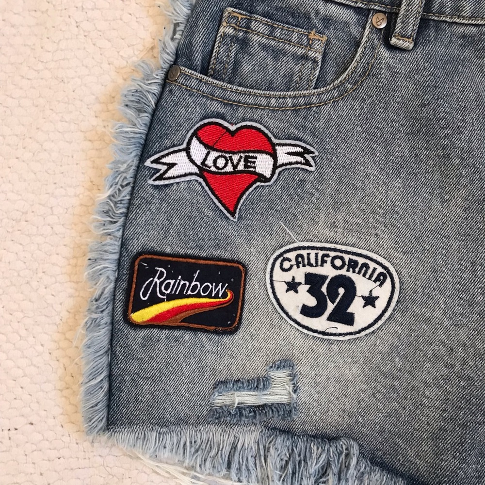 MINKPINK Free Ride Patch Denim Shorts S New - Picture 6 of 8